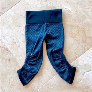 Lululemon in the flow crop